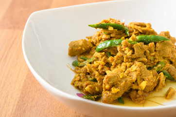 Kaur Gling Moo - Stir fried pork with hot yellow curry paste