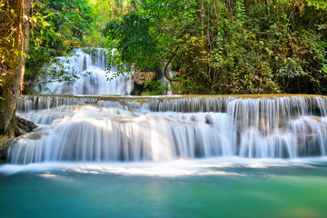Obraz premium Beautiful deep forest waterfall in Thailand