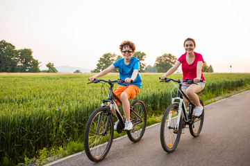 Obraz premium Healthy lifestyle - teenage girl and boy biking