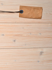 Anh&auml;nger auf Holz Hintergrund