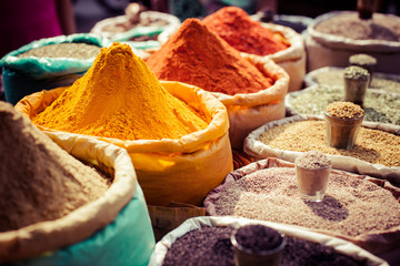 Épices de couleur indienne au marché local.