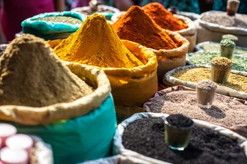  Indiase gekleurde kruiden op de lokale markt. © Curioso.Photography