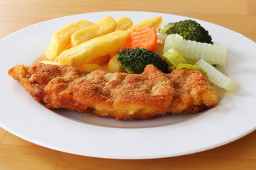 Paniertes Schweineschnitzel mit Pommes frites und Gemüse
