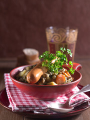 Linsensuppe mit Würstchen in einer Schale