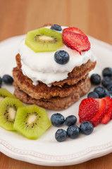 Vollwert Pancakes mit Früchten