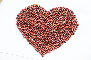 Obraz na płótnie Canvas Heart of red beans on a white background