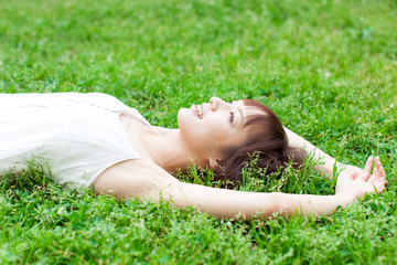 芝生に横になる女性