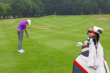 Obraz premium Golfer iron shot on a par 4 fairway.
