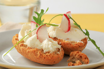 Crisp rolls with cheese spread