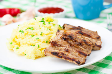 Grilled ribs with mashed potato