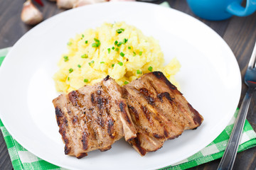 Grilled ribs with mashed potato