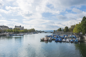 Fototapeta na wymiar Zurych, Stare Miasto, Rzeka Limmat, Limmat Quay, River Cruise, Szwajcaria