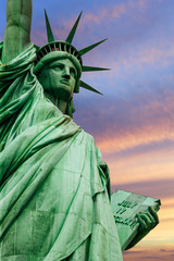 Fototapeta premium Statue of Liberty under colorful sky
