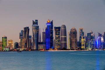 Fototapeta na wymiar Doha, Katar at Dusk jest piękna panoramę miasta