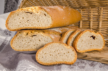 Brotlaib im Brotkorb 6