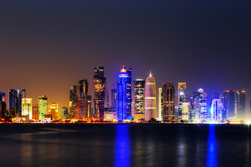 Fototapeta na wymiar Doha, Katar at Dusk jest piękna panoramę miasta