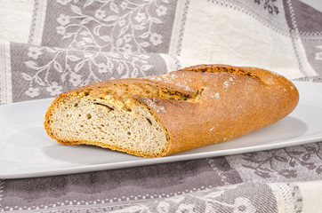 Brot auf weissen Teller 1