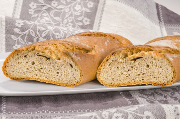 Brot auf weissen Teller 2