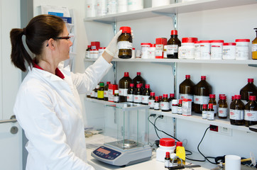 apothekerin arbeitet im labor