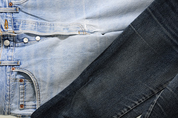 Jeans scuri e chiari dettaglio