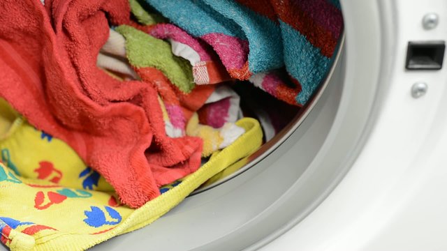 Bunte W&auml;sche in der Waschmaschine