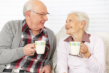 Zwei Senioren trinken Kaffee