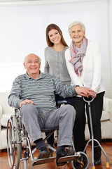 Familie mit einem Paar Senioren zu Hause