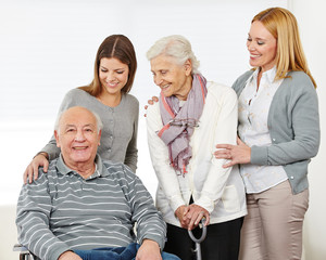 Drei Generationen mit einem Paar Senioren