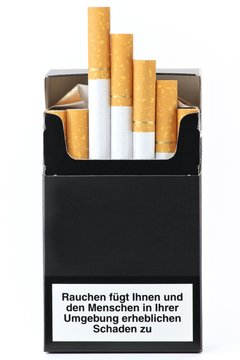 Zigarettenpackung isoliert auf weißem Hintergrund