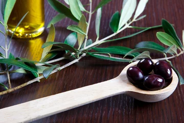 Foto op Plexiglas Black olives and oil © logichecreative
