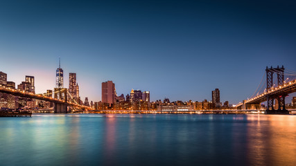 Fototapeta na wymiar Downtown NY Skyline, Brooklyn i Manhattan Bridges