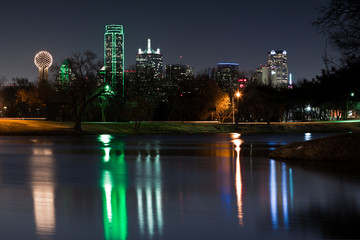 Fototapeta na wymiar Dallas skyline reflected in Lake Cliff