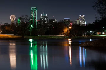Fotobehang Dallas skyline reflected in Lake Cliff © mandritoiu