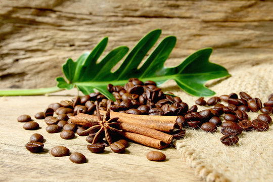 Fototapeta Roasted coffee beans  on sackcloth with grunge wooden  backgroun