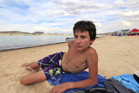 Garçon à lone Rock Beach, Lac powell, Arizona-Utah