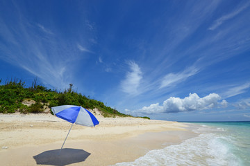 南国沖縄の美しい珊瑚の海と夏空
