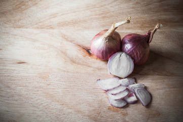 shallots slice on wooden