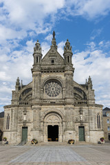 Fototapeta na wymiar Bazylika Sainte-Anne d'Carnac w Bretanii