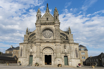 Fototapeta na wymiar Bazylika Sainte-Anne d'Carnac w Bretanii
