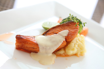 salmon steak with lemon sauce