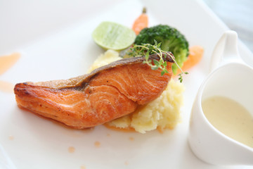 salmon steak with lemon sauce