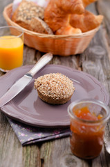 Brunch mit frischen Brötchen