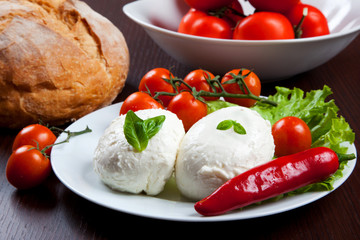 Mozzarella, vegetables and tomatoes