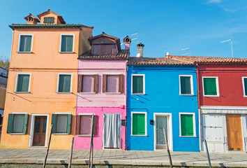 Fototapeta na wymiar Kolorowe domy w Burano