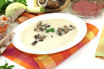 leckere Kalbscremesuppe mit Petersilie