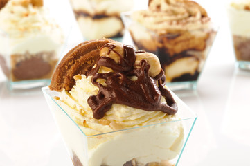 Semifreddo al cioccolato e crema, close-up, fuoco selettivo