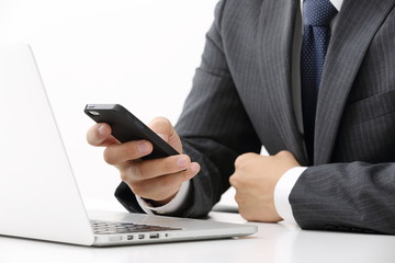 スマートフォンを使うビジネスマン