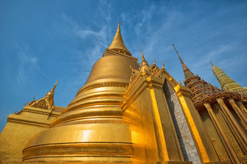 Fototapeta premium Golden dome at Wat Phra Kaew temple complex in Bangkok