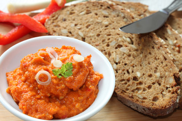 Vegetarischer Brotaufstrich mit Paprika