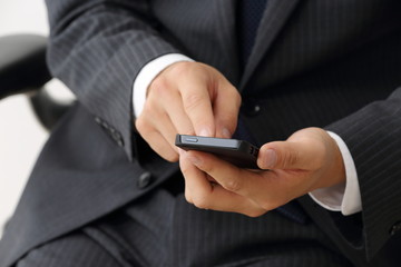 スマートフォンを使うビジネスマン
